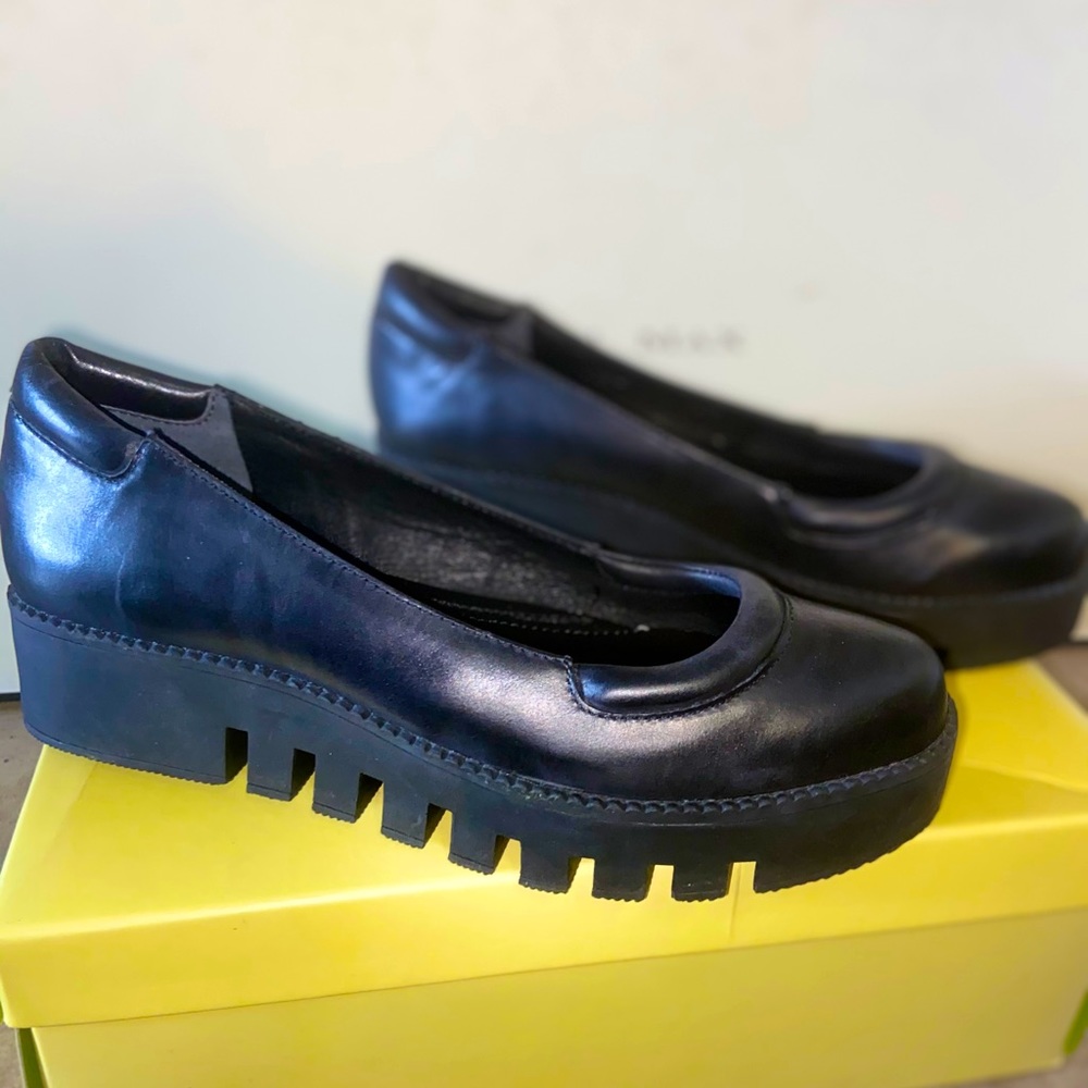 🌻Women’s platforms flats🌻